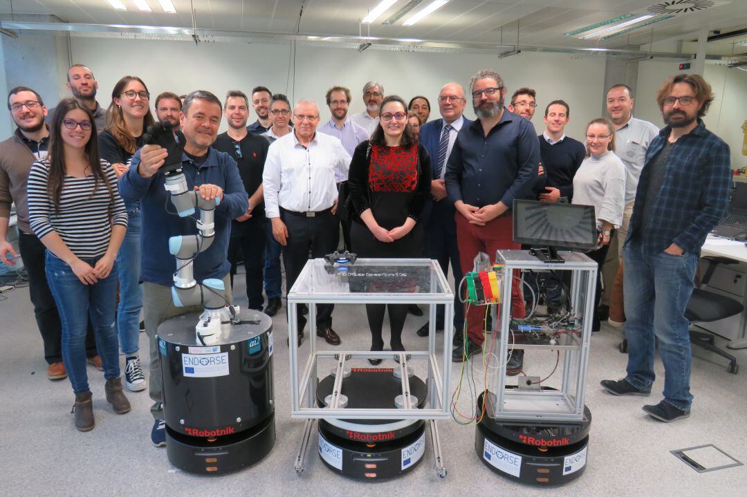 Investigadores que trabajan en el proyecto europeo ENDURSE, centrado en el uso de robots para mejorar la logística en hospitales, hoteles y centros comerciales.
