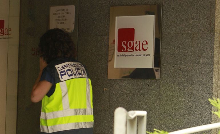 Efectivos policiales en la sede de la SGAE durante una operación contra el fraude en el cobro de derechos de autor de piezas musicales que se emitían en cadenas de televisión