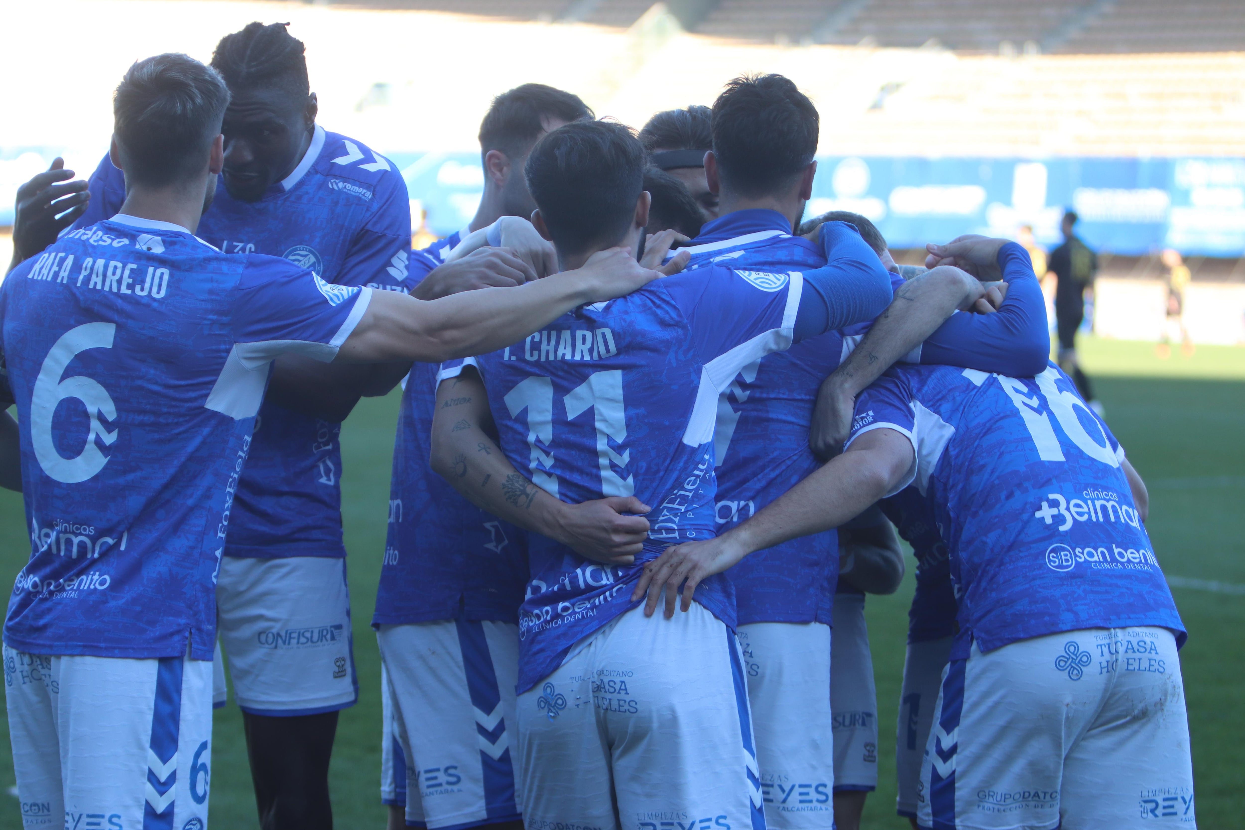 Jugadores del Xerez DFC celebrando uno de los goles ante La Unión