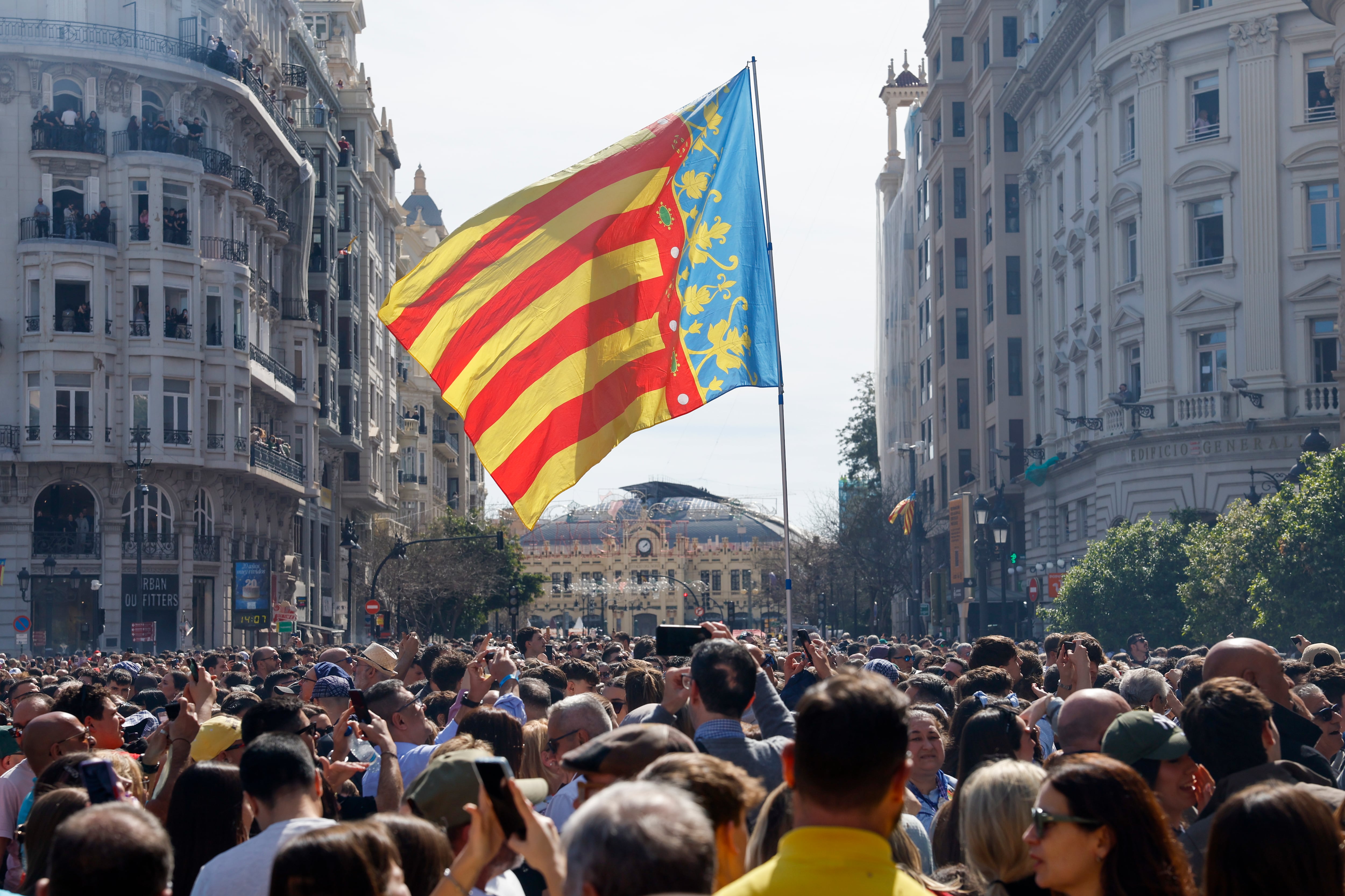 GRAFCVA2652. VALENCIA, 12/03/2026.- Vista general del público asistente a la undécima mascletà de las Fallas 2026 en la Plaza del Ayuntamiento de València a cargo de Pirotecnia Alpujarreña, de Ugíjar (Granada), que ha disparado 242 kilos de material pirotécnico en poco más de cinco minutos. EFE/Ana Escobar
