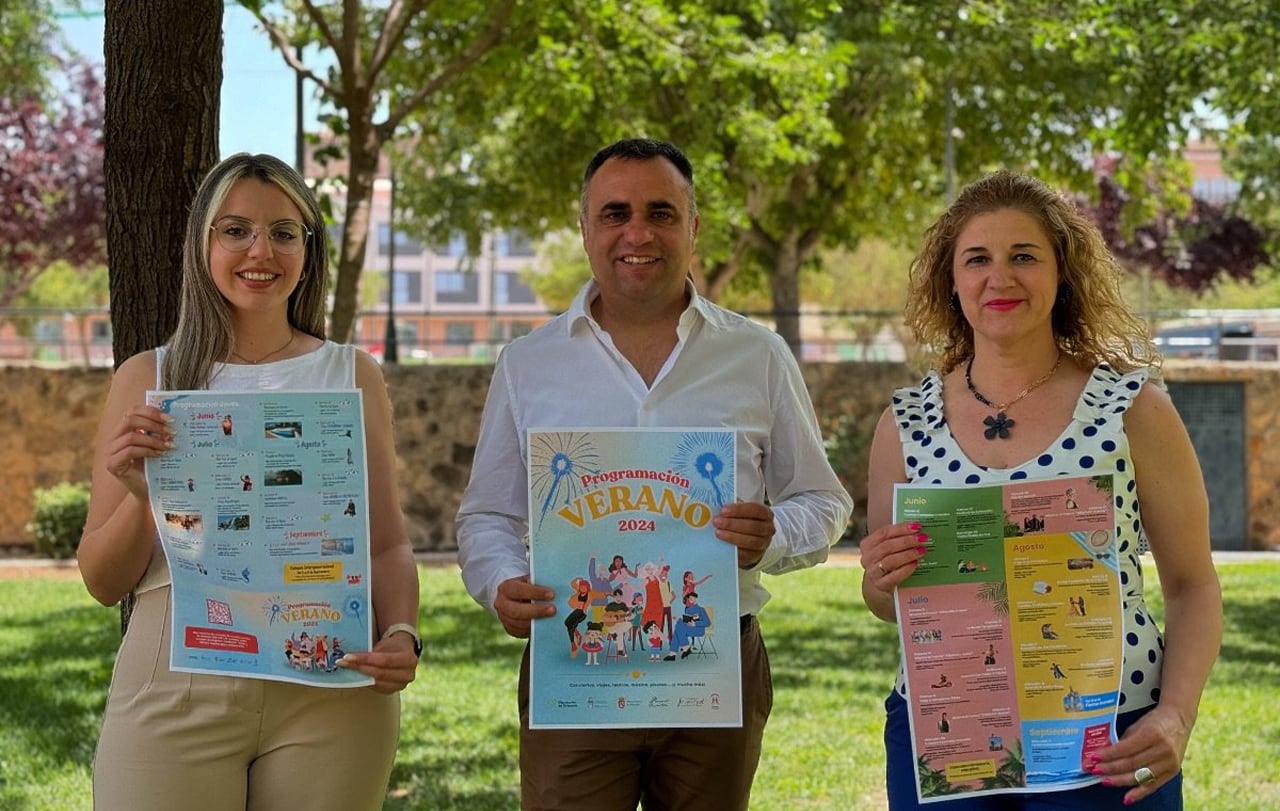 El alcalde de Alhendín (Granada), Francisco Rodríguez, presenta la programación veraniega municipal junto a las concejalas de Cultura y Juventud