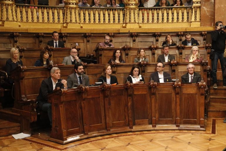 Els regidors de l'oposició de l'Ajuntament de Barcelona en la seva arribada al Consell Plenari el 10 d'abril de 2018