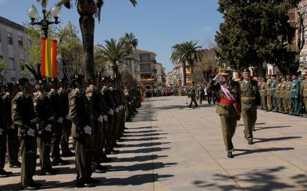 El General Jefe de la Brigada “Guzmán el Bueno” X, D. Aroldo Lázaro Sáenz, Comandante Militar de la plaza de Córdoba y Jaén, pasa revista a la Fuerza