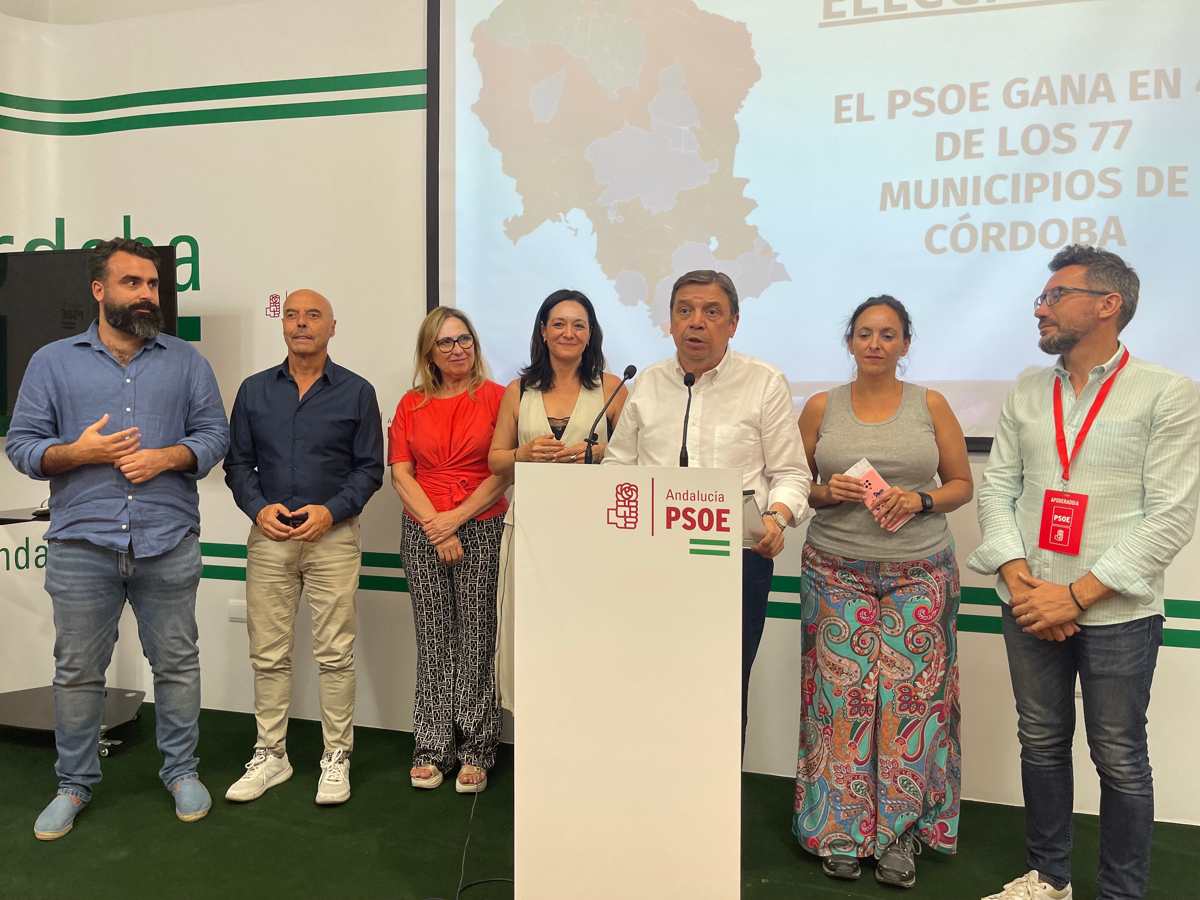 En la imagen Luis Planas, acompañado de la secretaria general del PSOE de Córdoba y candidata, Rafi Crespín, y miembros de la ejecutiva provincial.