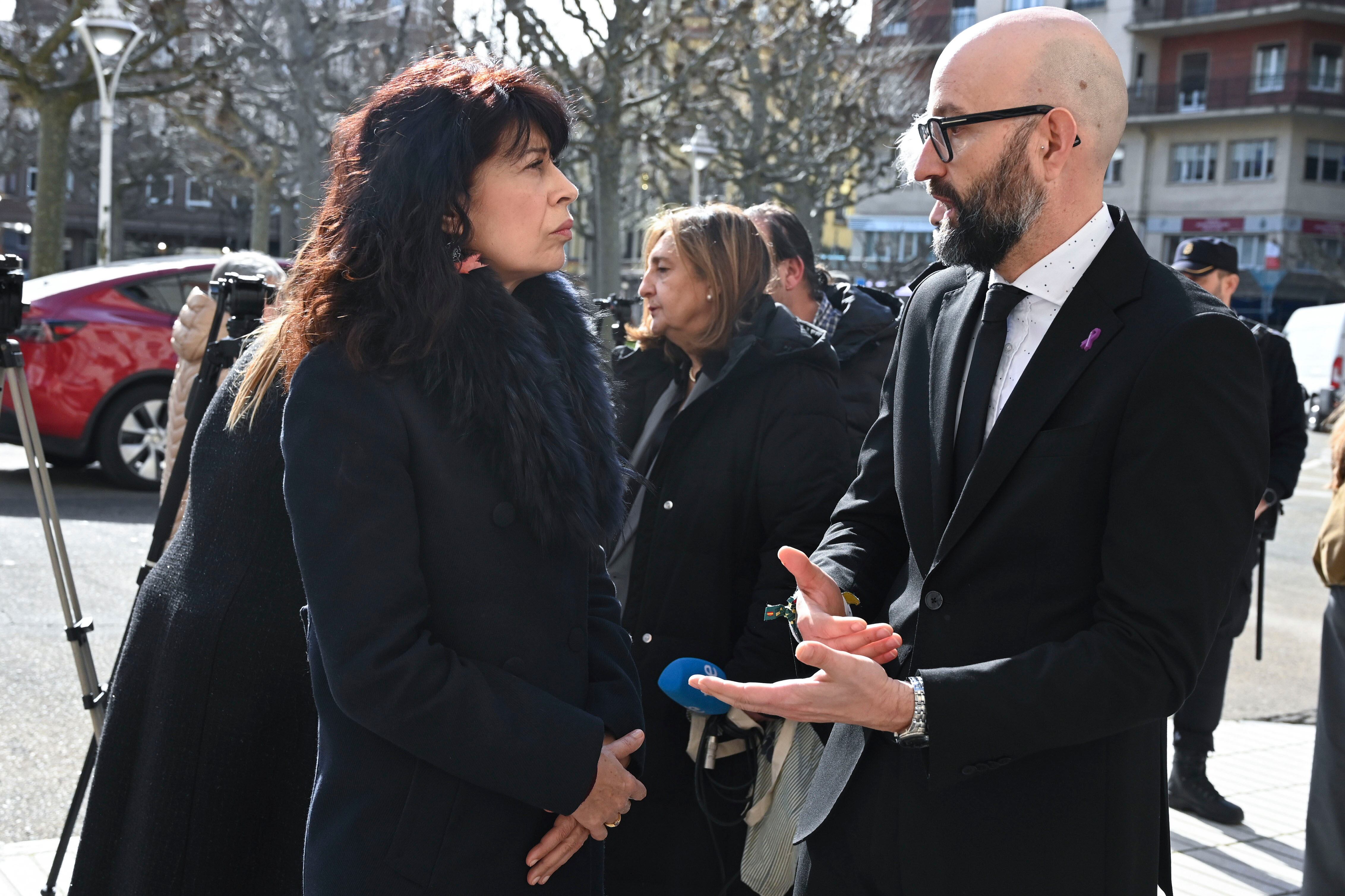LEON, 20/02/2026.- La ministra de Igualdad Ana Redondo y el subdelegado del Gobierno Héctor Alaiz, conversan tras el minuto de silencio por las últimas victimas de violencia de género este viernes en la Subdelegación del Gobierno de León. EFE/J.Casares