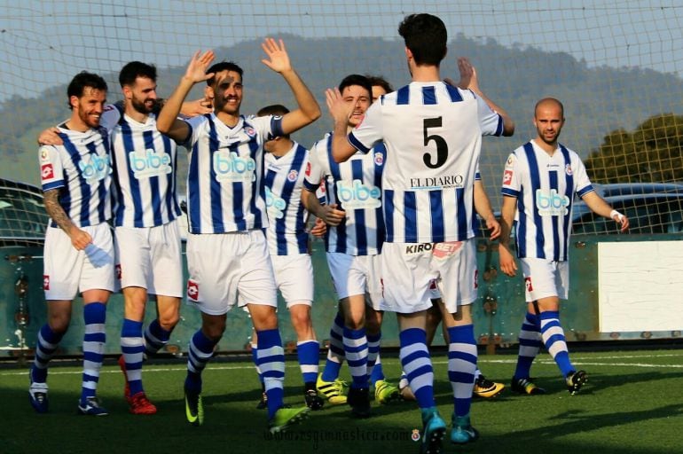 Los jugadores gimnásticos celebran un gol en el campo del Siete Villas