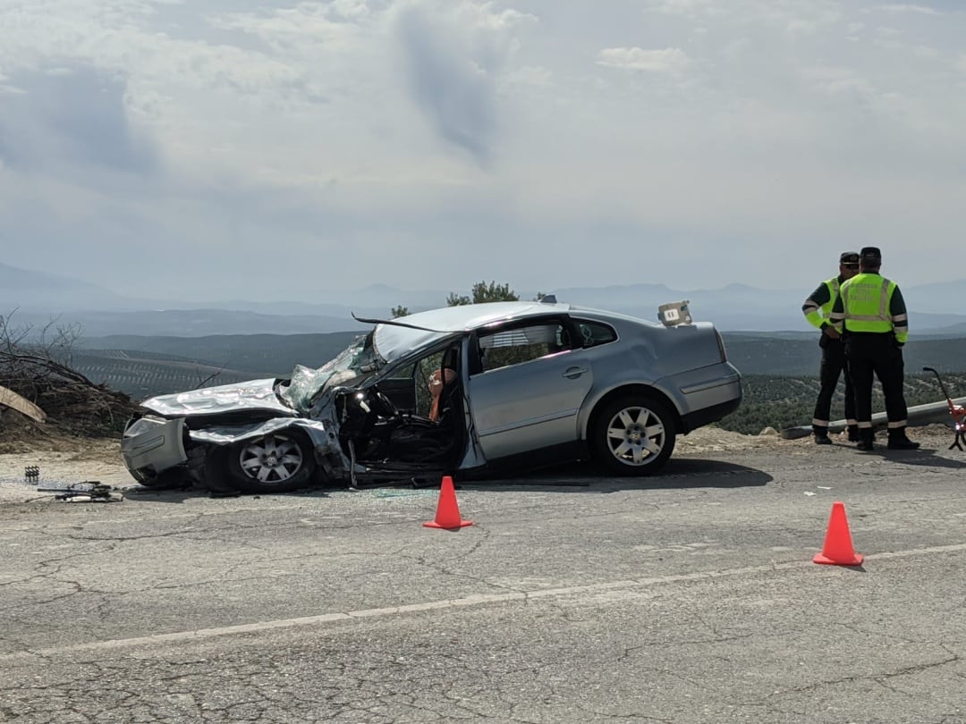 Vehículo accidentado que ha colisionado en las obras de la A-32