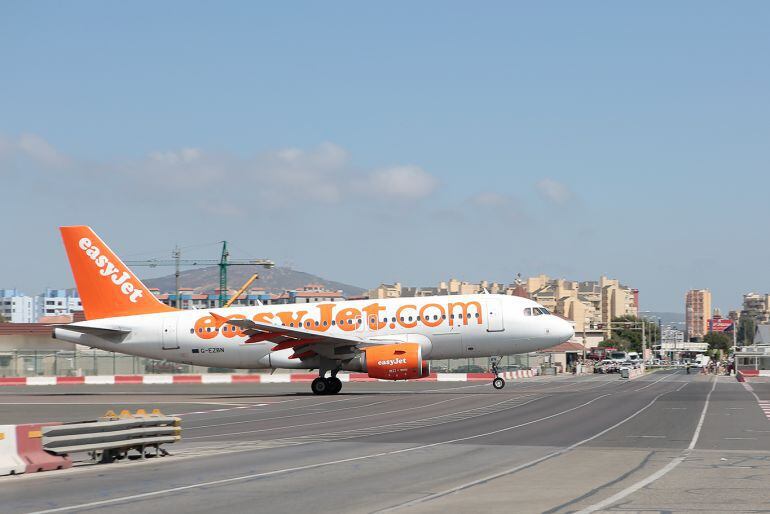 Un avión despega desde el aeropuerto de Gibraltar