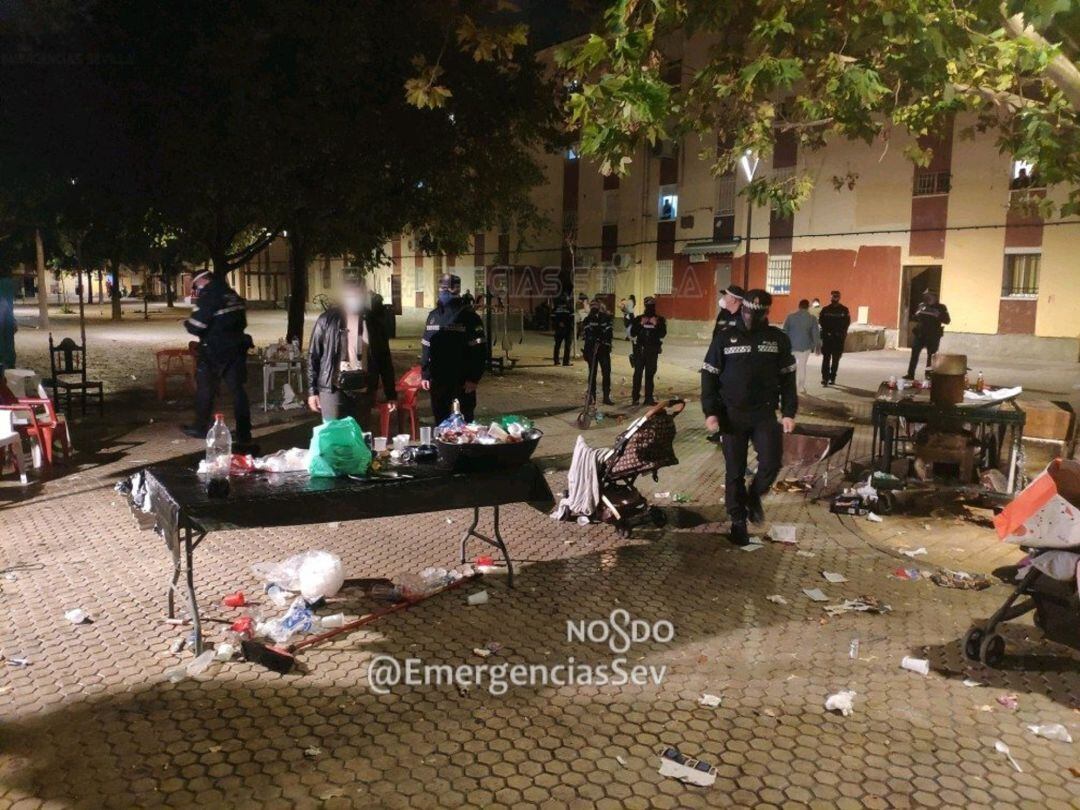 La policía local de Sevilla desalojando el cumpleaños que se estaba celebrando en las calles del Polígono Sur, con unas 50 personas