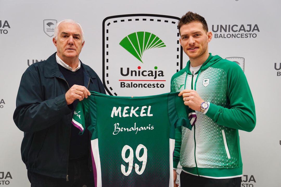 Gal Mekel, posando con la camiseta del Unicaja junto al director deportivo Manolo Rubia