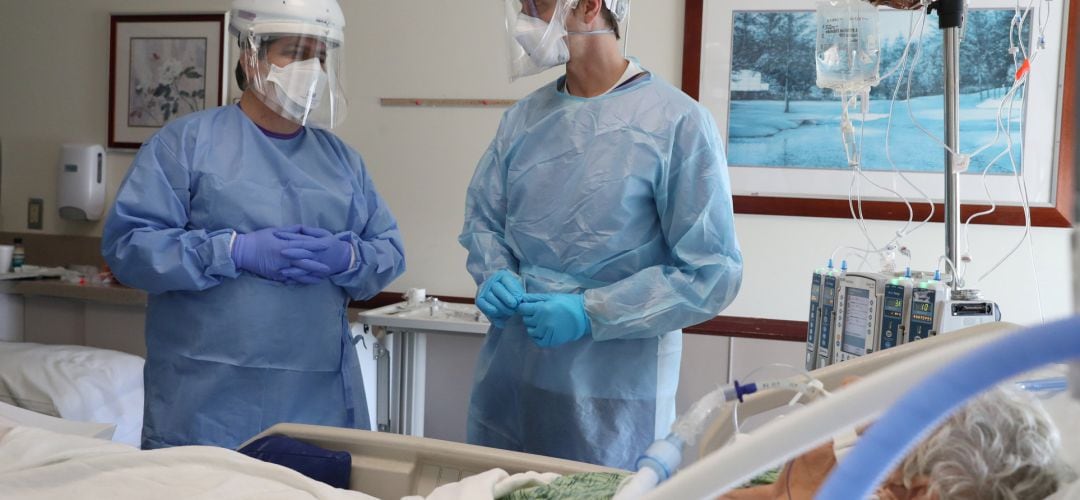 Sanitarios atienden a una paciente hospitalizada por Covid-19.