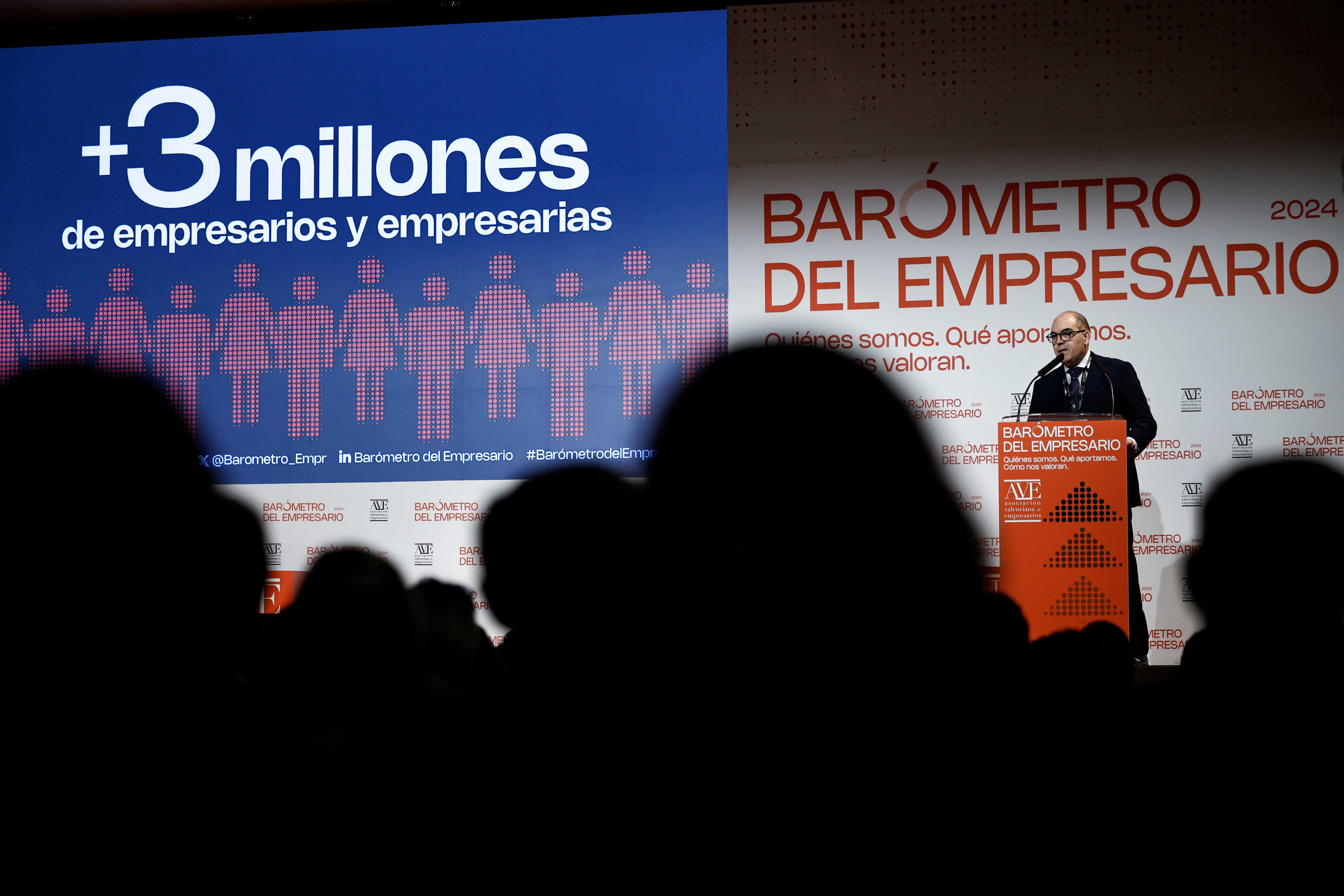 La Asociación Valenciana de Empresarios (AVE) presenta los datos de la segunda edición del Barómetro del Empresario, que determina qué aportan los empresarios a la sociedad y cómo les valora la ciudadanía, con la participación de Vicente Boluda, Lorenzo Amor, Ricard Camarena, Dolores Font, Lara Guerrero, Narciso Michavila, Toño Pons y Fernando Trías de Bes. En la imagen el presidente de ATA, Lorenzo Amor, interviene en el acto