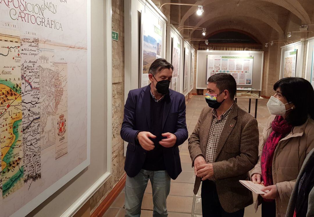 El presidente de la Diputación de Jaén, Francisco Reyes (segundo por la izquierda), visita la exposición acompañado de otros diputados y responsables de la muestra.