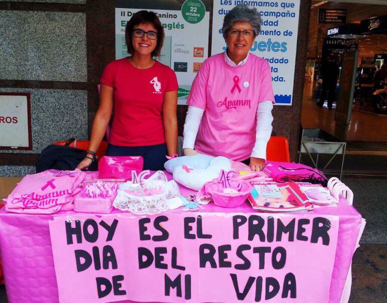 APAMM, durante una de las jornadas para recaudar fondos celebradas con motivo del Día Mundial Contra el Cáncer de Mama