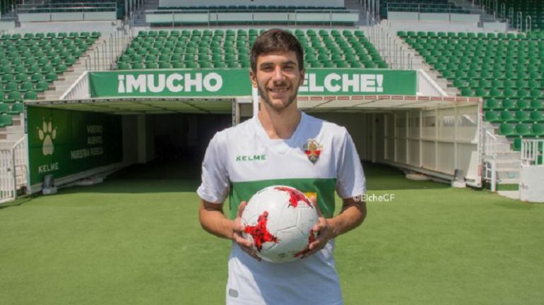 Redru posa con la camiseta del Elche en el Martínez Valero