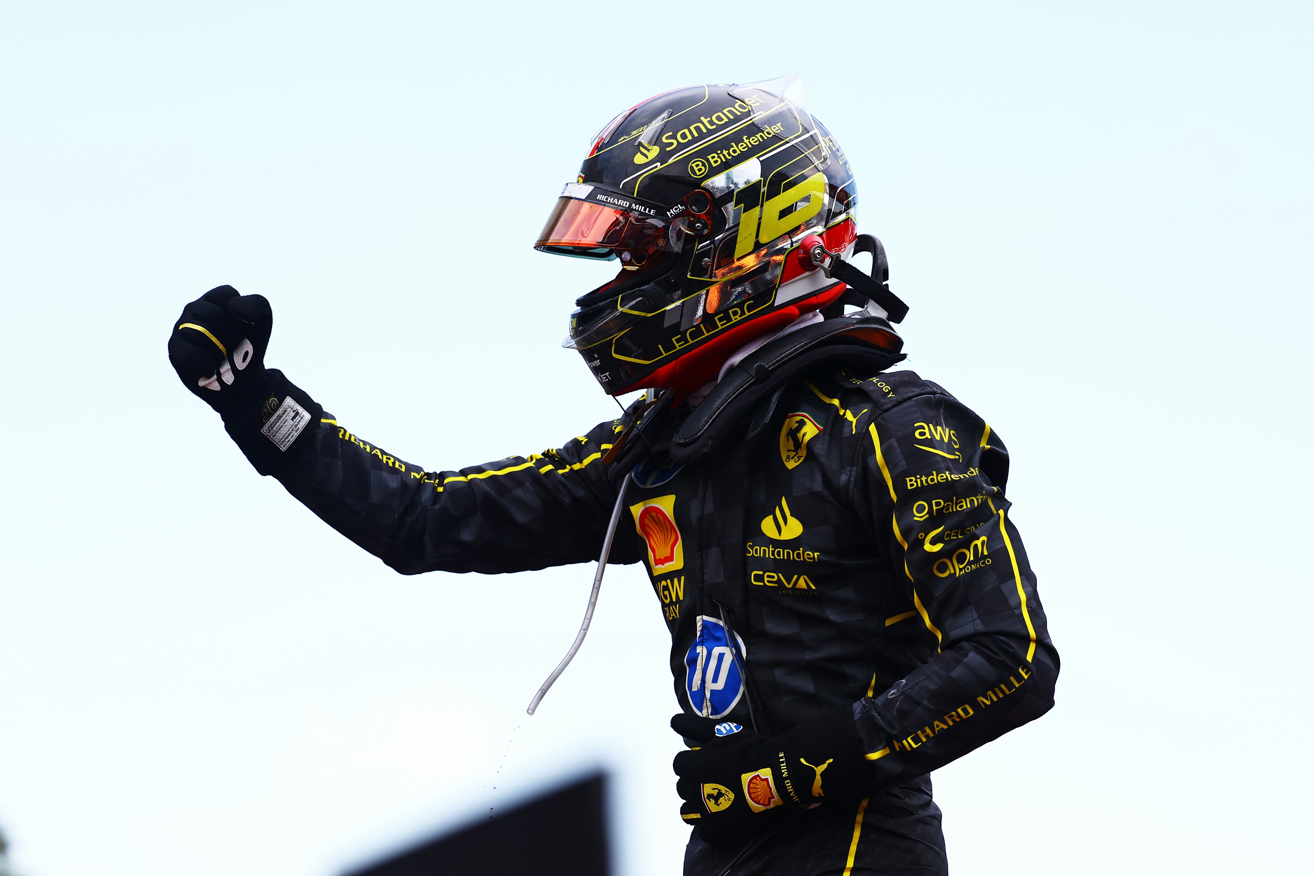 Charles Leclerc celebra la victoria en el GP de Italia de Fórmula 1