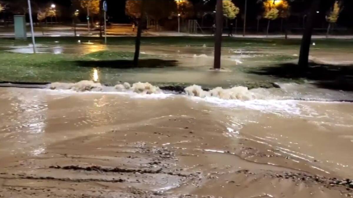 Un reventón del 'anillo mil' obliga a cortar una calle en Villa de Prado
