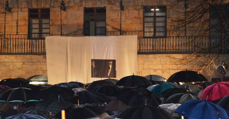 Familiares y amigos de Hodei Egiluz, junto a cientos de vecinos, despiden al joven en la plaza frente al Ayuntamiento de Galdakao