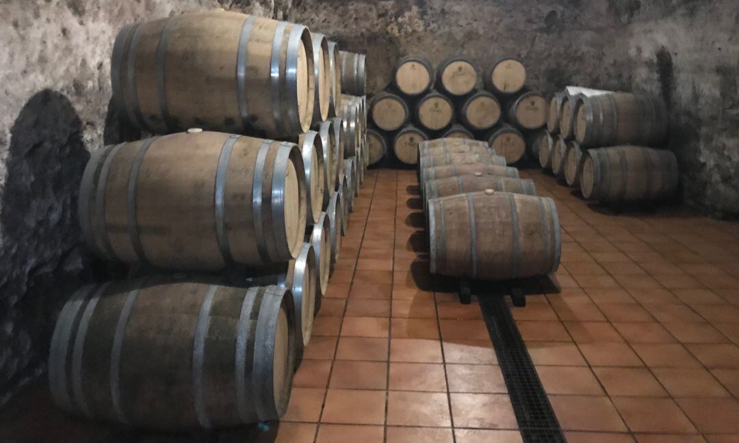 Barricas en la cueva de una de las bodegas de la localidad de Valdepeñas (Ciudad Real) 