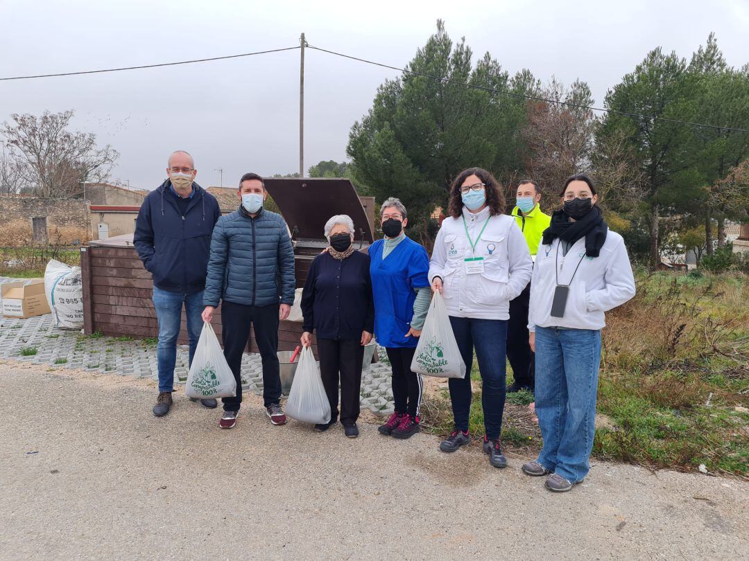 Momento de la entrega del compost a algunos vecinos de La Encina