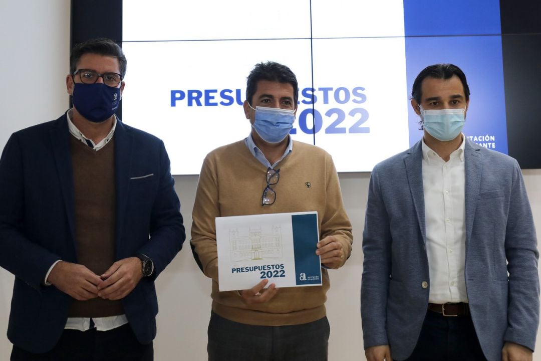 El presidente de la Diputación, Carlos Mazón (c), junto con los diputados Eduardo Dolón (i) y Javier Gutiérrez (i) en la presentación de los presupuestos 2022 en la Diputación de Alicante.