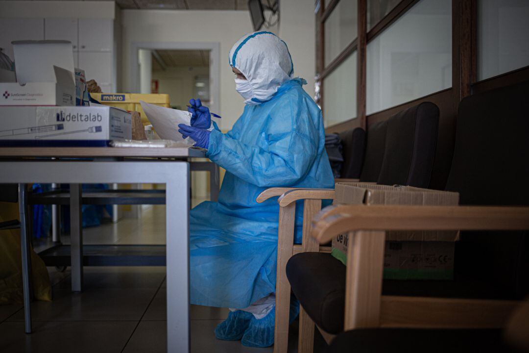 Una voluntaria de la ONG Proactiva Open Arms durante la primera ola de la pandemia relizando test en una residencia. Imagen de archivo