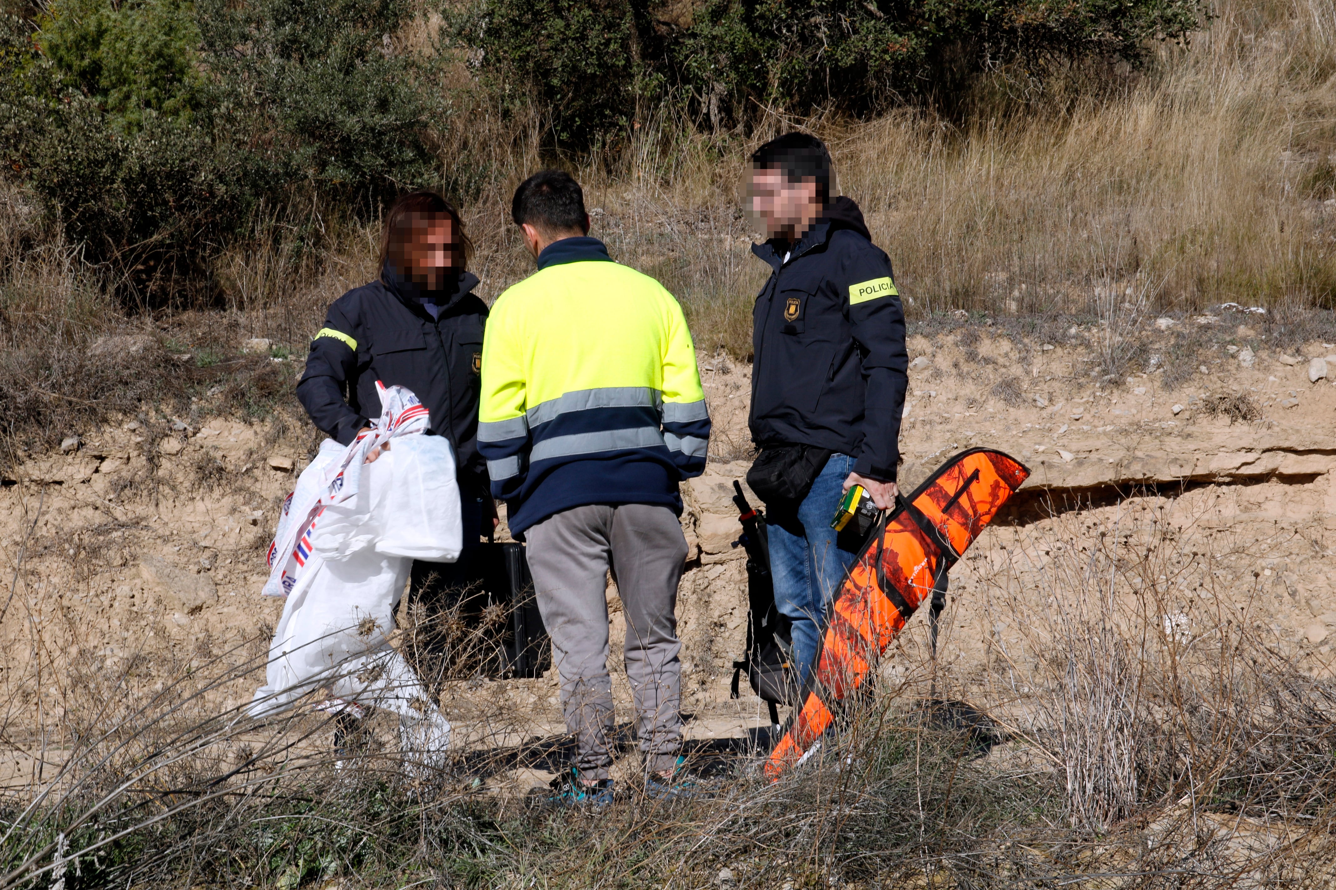 Investigadors policials al lloc dels fets. Foto: ACN.