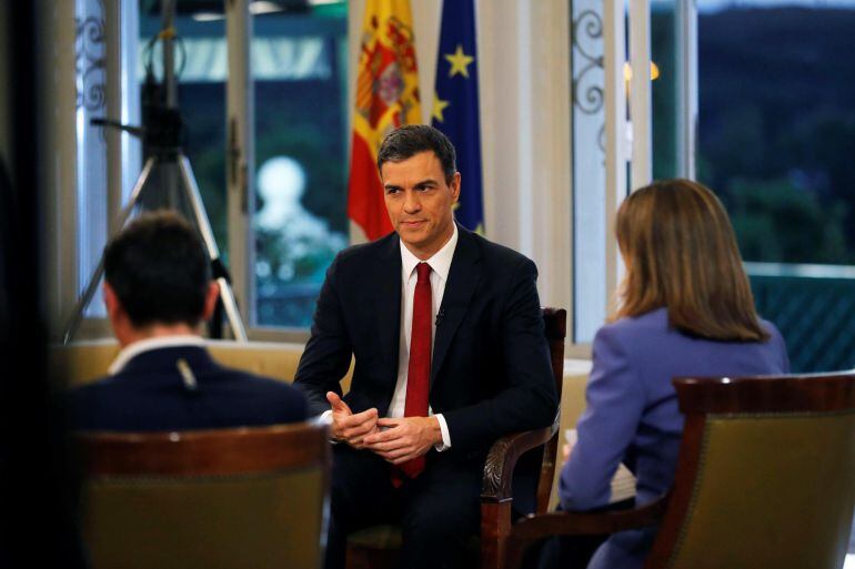 El presidente del Gobierno, Pedro Sánchez (c), acompañado por los presentadores Ana Blanco (d) y Sergio Martín, al comienzo de la entrevista que concede a TVE, la primera que ofrece desde que accedió al cargo, hoy en el Palacio de La Moncloa. 