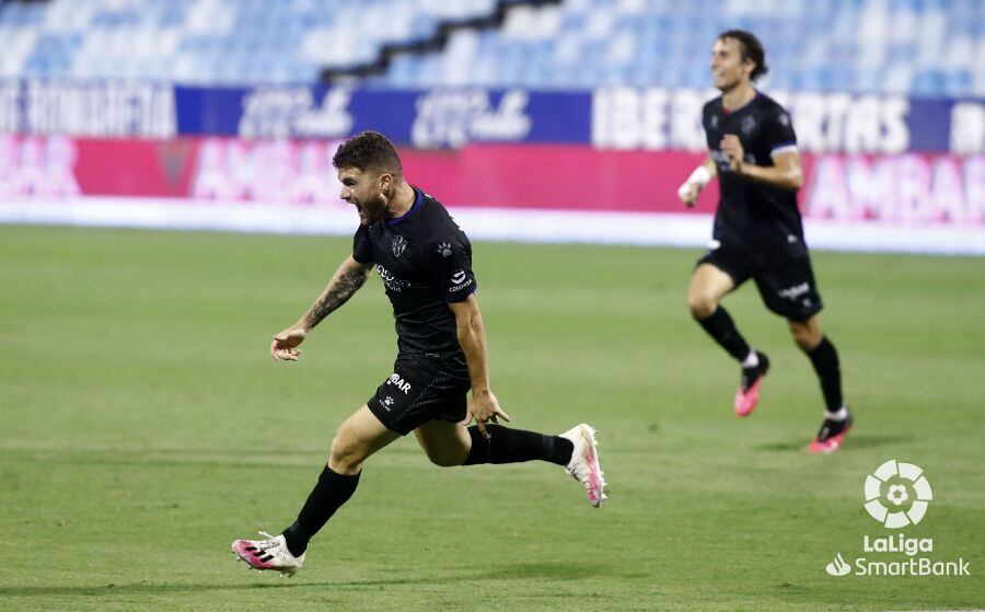 Javi Galán celebra el gol con el que la SD Huesca consiguió la victoria en La Romareda en 2020