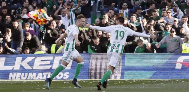 Loren Morón celebra uno de sus goles contra el Villarreal
