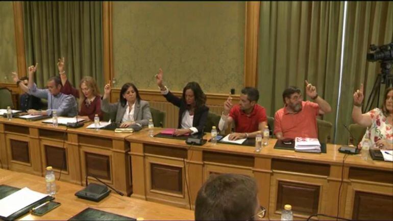 Momento de la votación de los presupuestos para 2018 que ha contado con los votos a favor de los concejales del PP y de Ciudadanos