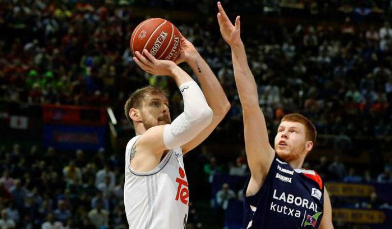 Chapu Nocioni y Davis Bertans en un cruce de esta misma temporada.