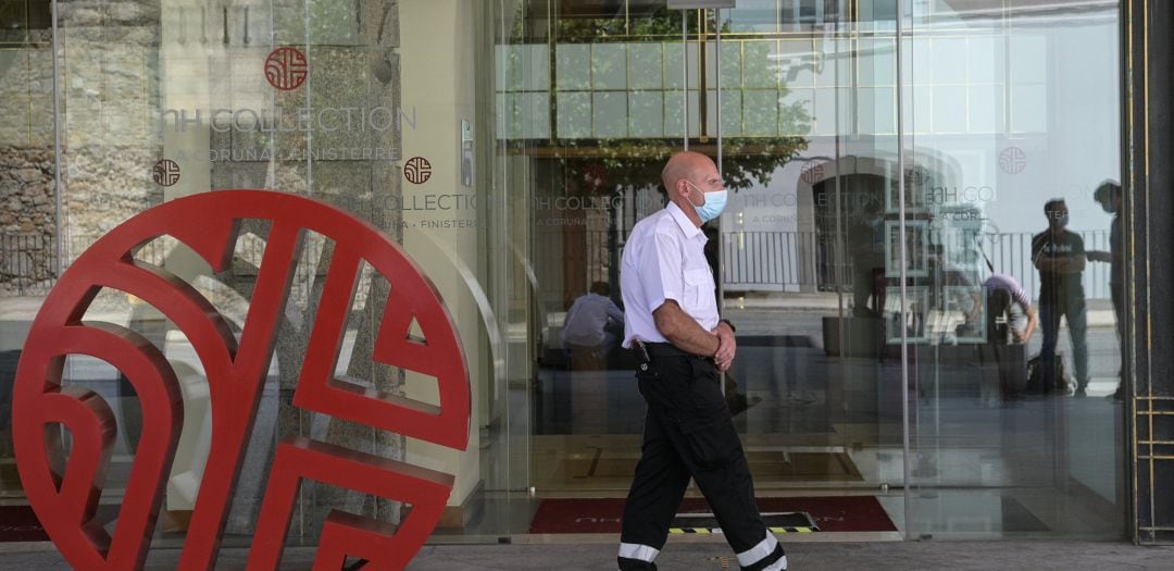 La imagen de la entrada del hotel en la que se encuentran confinados los jugadores del Fuenlabrada en A Coruña