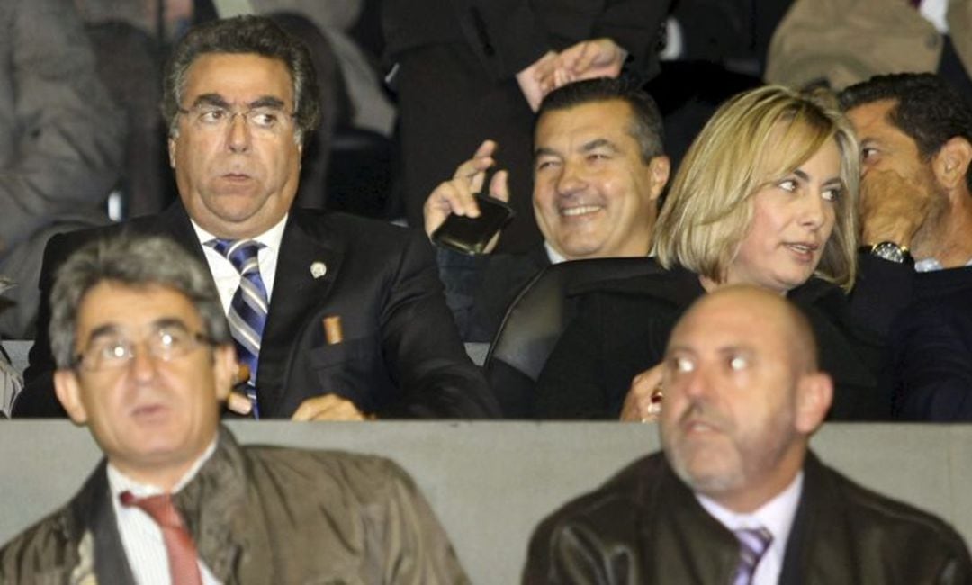 El empresario Enrique Ortiz (i) y Sonia Castedo (d), viendo un partido en el palco.