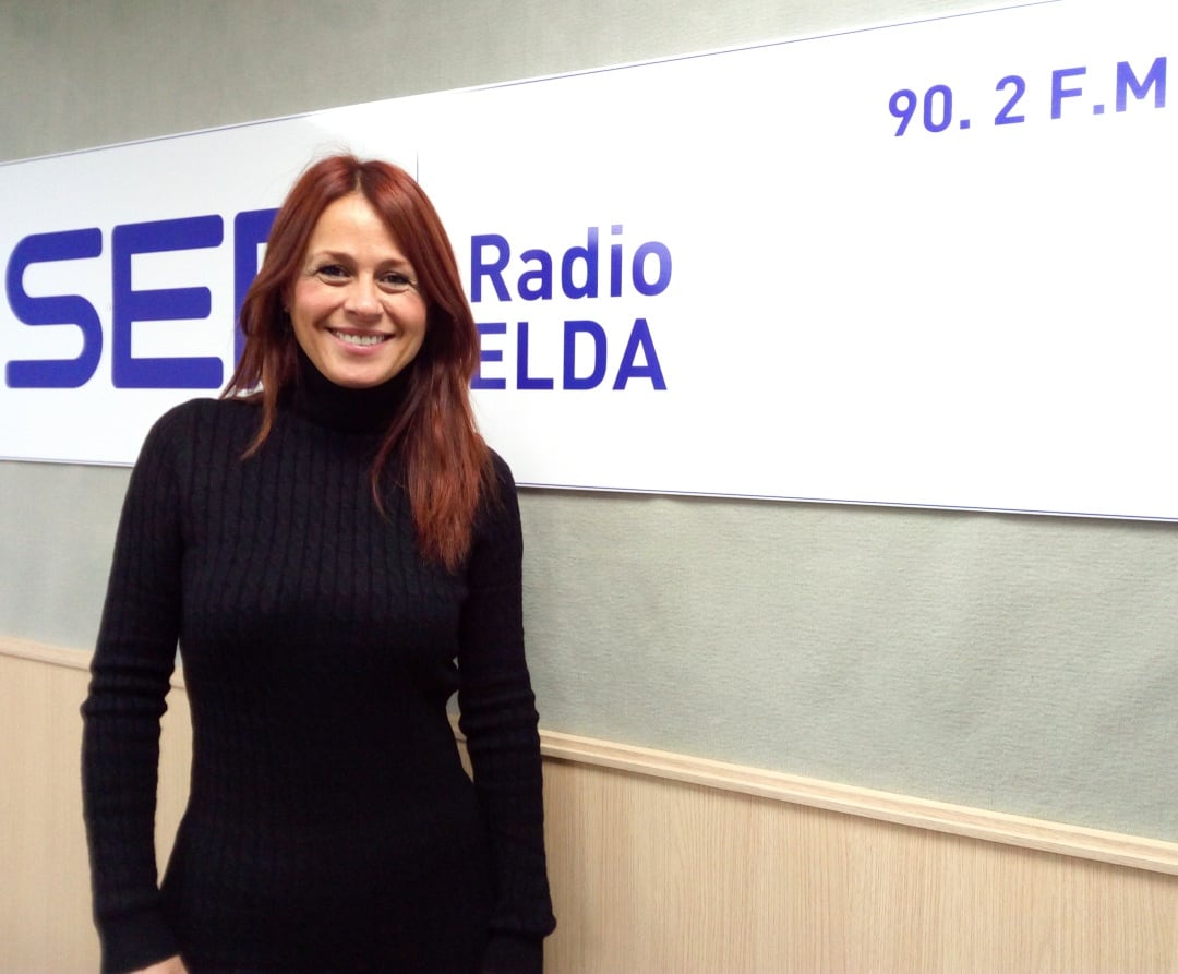 Olga Sanchiz, en el estudio de Radio Elda SER