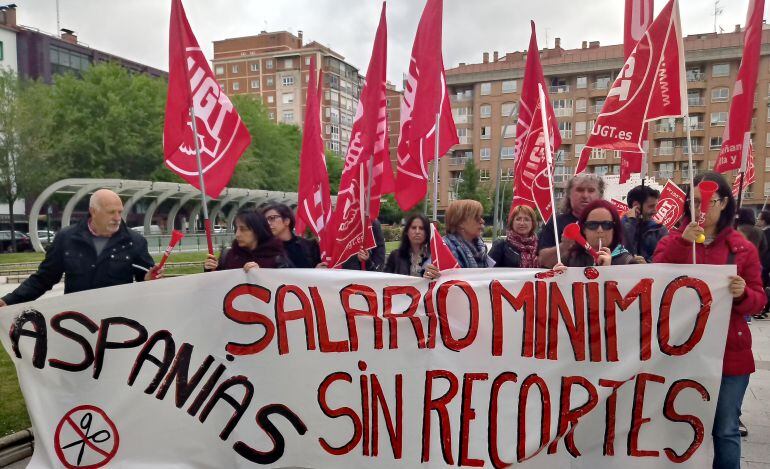 Protesta de delegados de UGT contra Aspanias ante los juzgados de Burgos