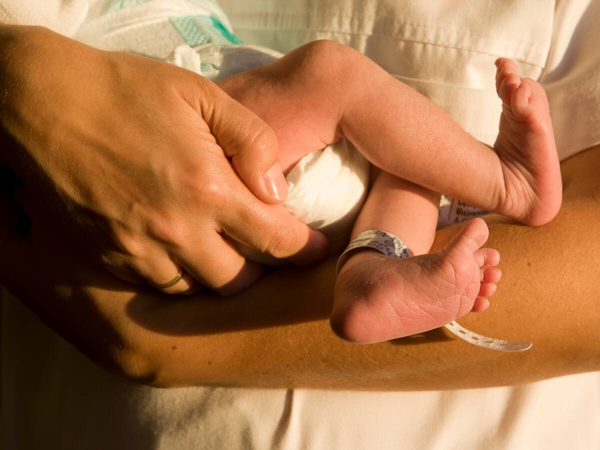 Expertos piden no exponer a bebés al sol detrás de las ventanas para prevenir la ictericia