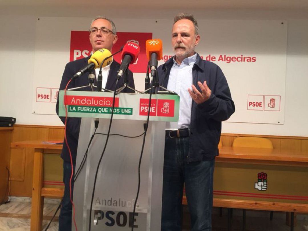 Juan Lozano (Izq) y Salvador de la Encina en la sede del PSOE de Algeciras