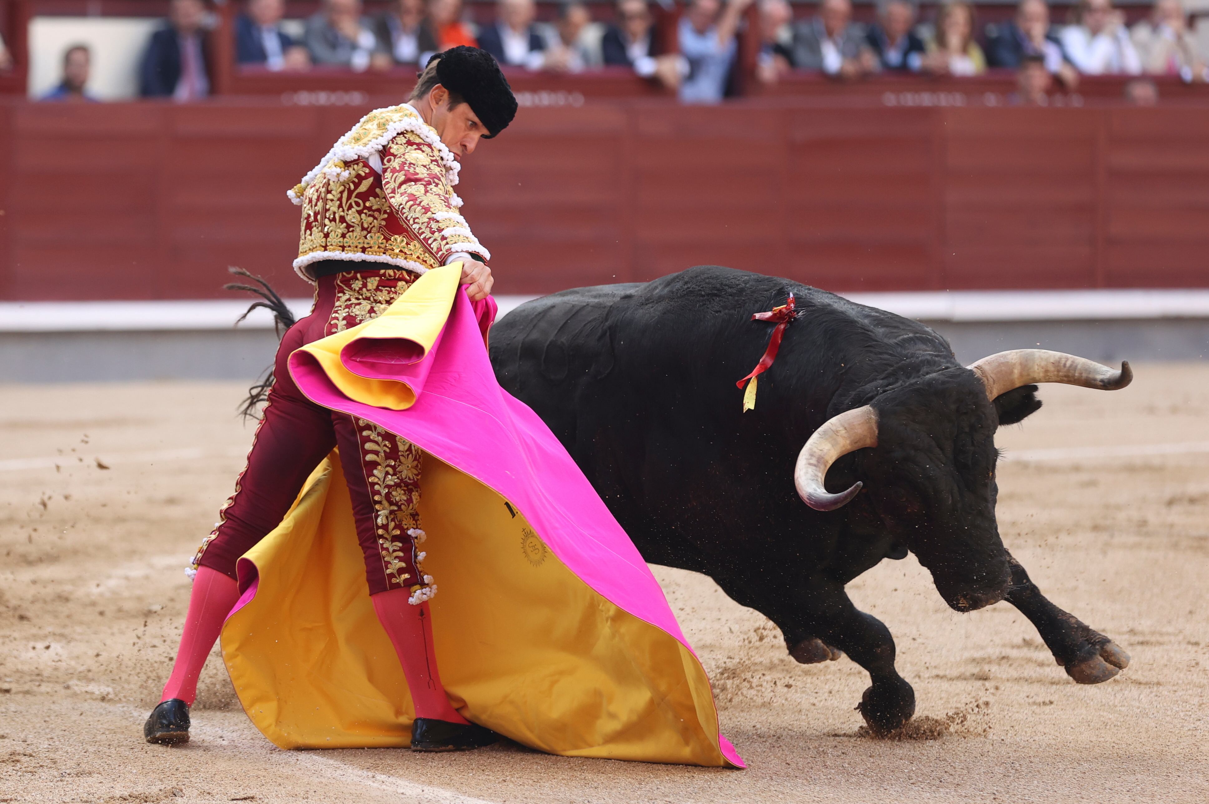 MADRID 11/06/2023.- Fotografía de archivo fechada el 11 de junio de 2023 que muestra al diestro madrileño Julián López &quot;El Juli&quot; en una corrida en la plaza de las Ventas en Madrid. El torero es el último galardonado, en 2023, con el Premio Nacional de Tauromaquia. El Ministerio de Cultura español eliminará este galardón, dotado con 30.000 euros, que no se concederá en 2024, según confirmó este viernes el departamento que dirige el ministro Ernest Urtasun. EFE/ Kiko Huesca
