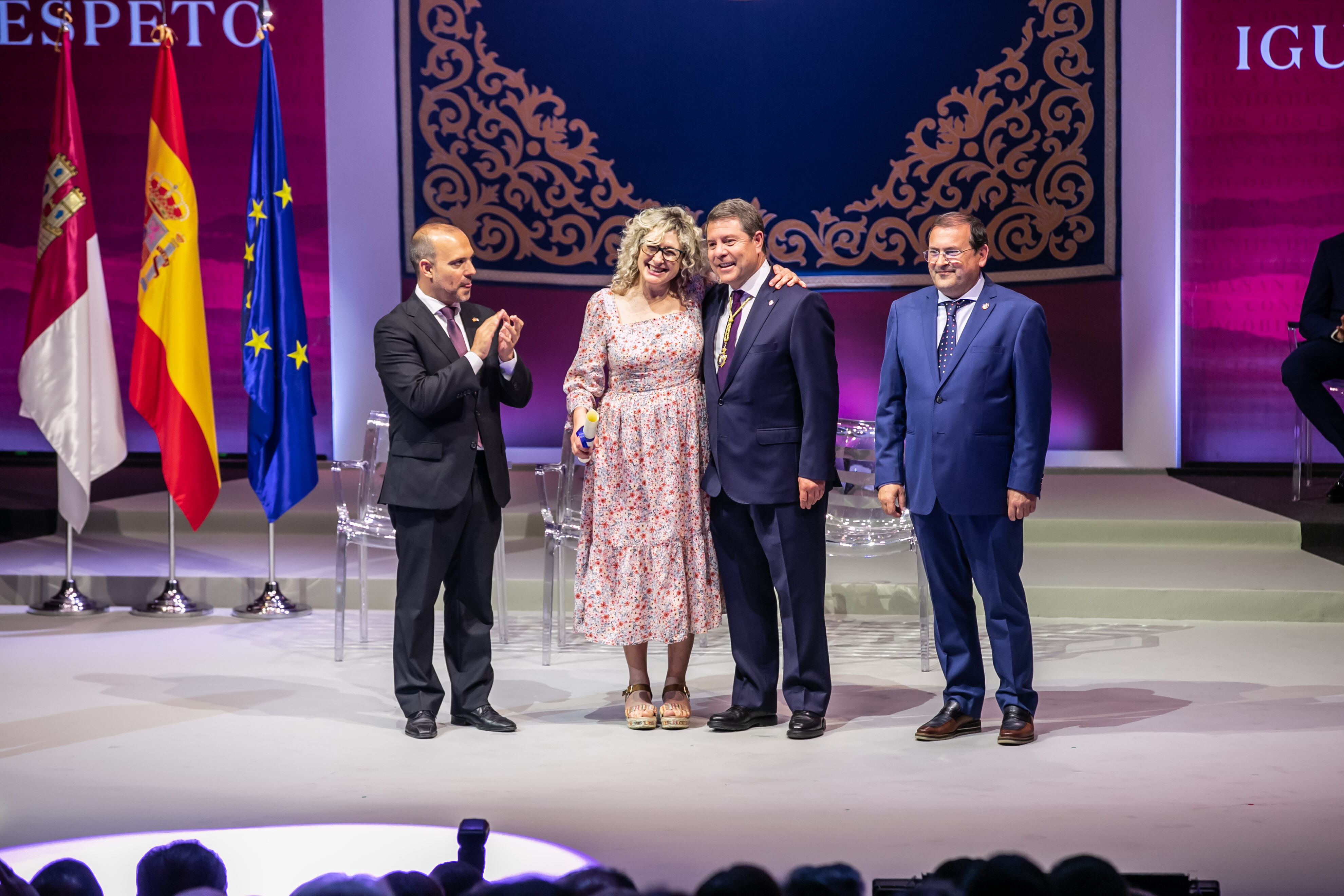 La madre de Elena Manjavacas recogió el reconocimiento en nombre de su hija