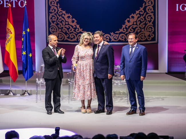 La madre de Elena Manjavacas recogió el reconocimiento en nombre de su hija