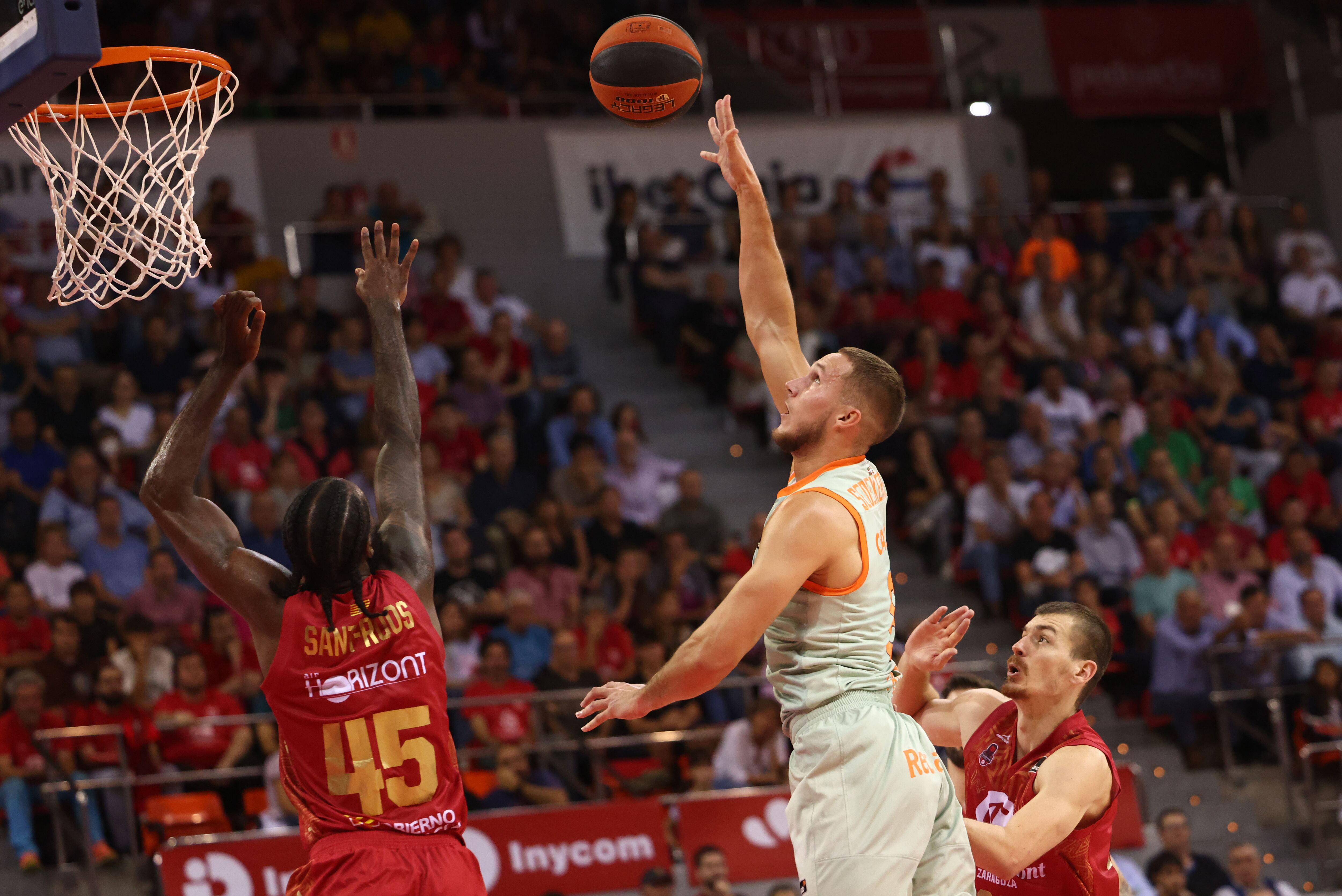 El alero del Baskonia Tadas Sedekerskis (d) lanza a canasta ante Howard Sant-Roos (i), alero del Casademont Zaragoza, durante el partido de la jornada 4 de la Liga Endesa de baloncesto, este domingo en el pabellón Príncipe Felipe de Zaragoza. EFE/ Toni Galán