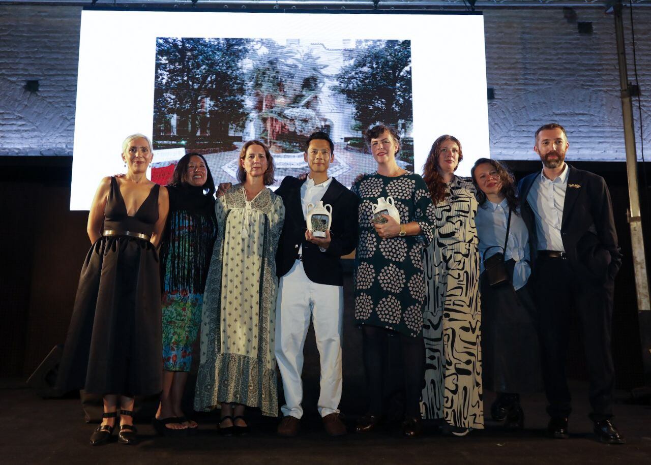 This Humid House y Emily Thompson, ganadores del primer y segundo premio de Flora, con los directores del festival.