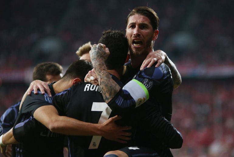 Ramos celebra con sus compañeros el segundo gol de Cristiano