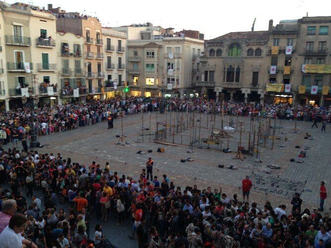 Una tronada a la plaça Mercadal de Reus, durant la Festa Major de Sant Pere