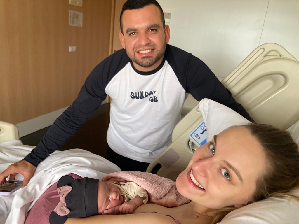 Valentina con sus padres.