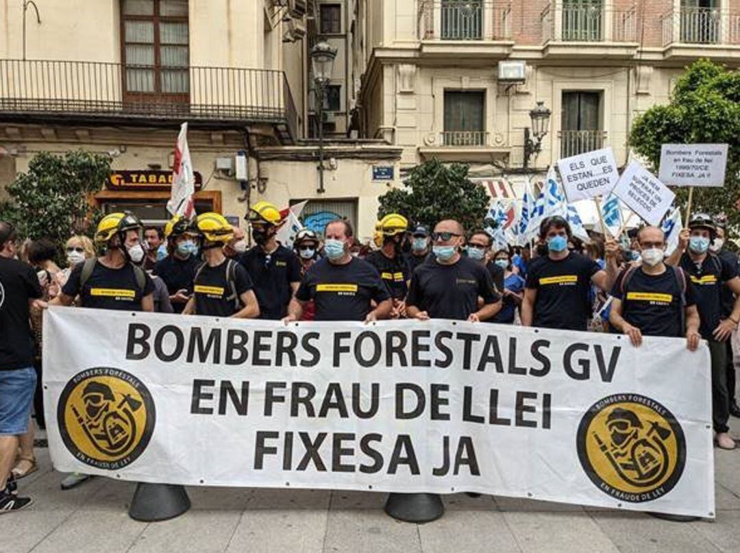 Bomberos forestales en un acto de protesta