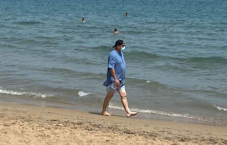 Los informadores de las playas de Dénia recomiendan a los usuarios llevar mascarilla mientras se pasea por la orilla.