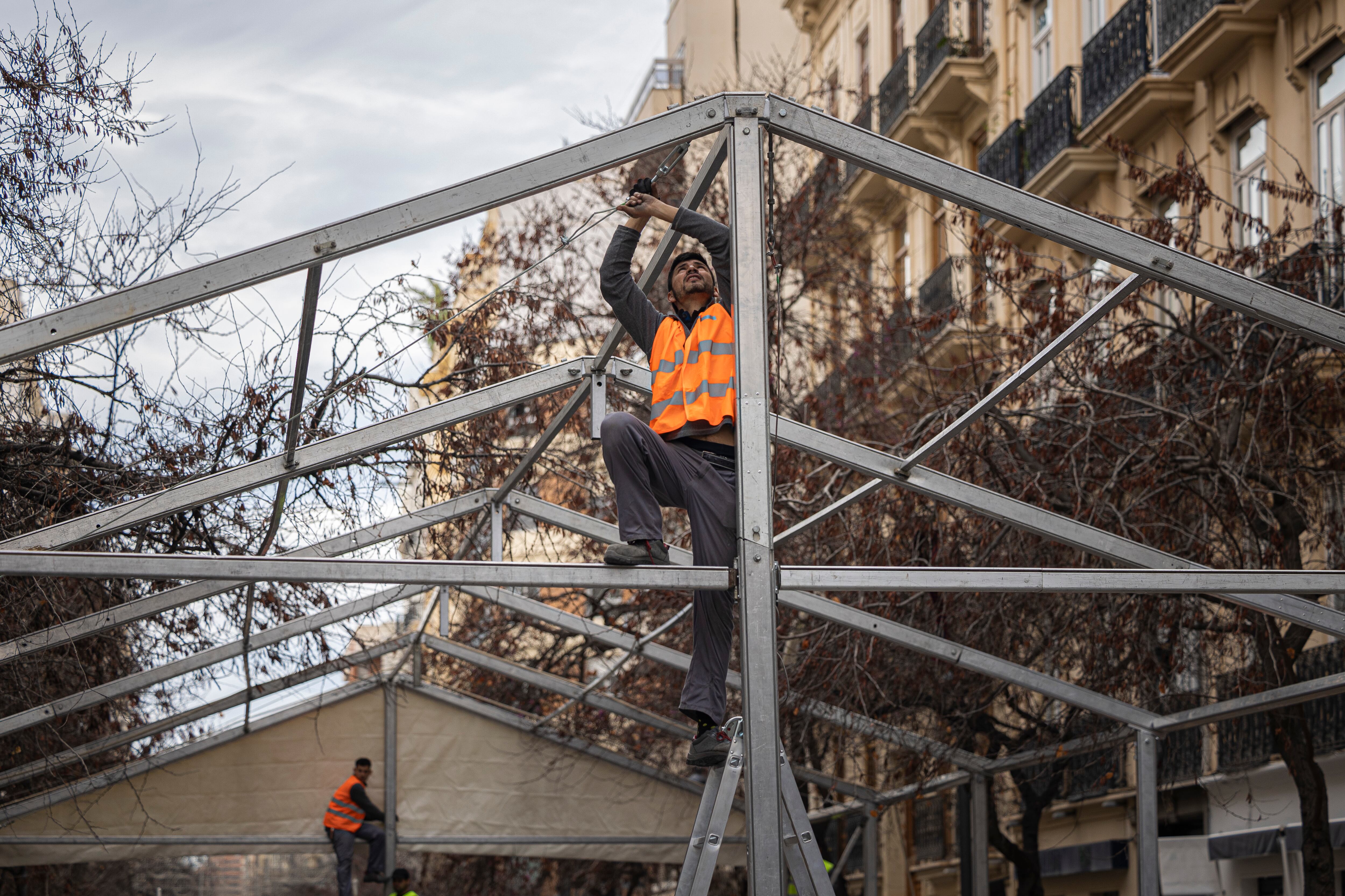 La ciudad de València afronta un intenso fin de semana fallero previo a la semana de sus días grandes, que estará marcado por el calor, un intenso calendario pirotécnico con mascletaes multitudinarias y descentralizadas, los renacidos Conciertos de Fallas en la Alameda y verbenas en casi todos sus barrios.