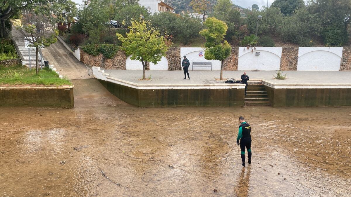 Un miembro del GEAS inspecciona el río Aguascebas en la piscina fluvial de Mogón